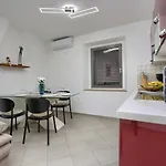 Center - Steps Away From The Arena Apartment Pula