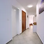 Center - Steps Away From The Arena Apartment Pula