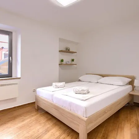 Center - Steps Away From The Arena פולה