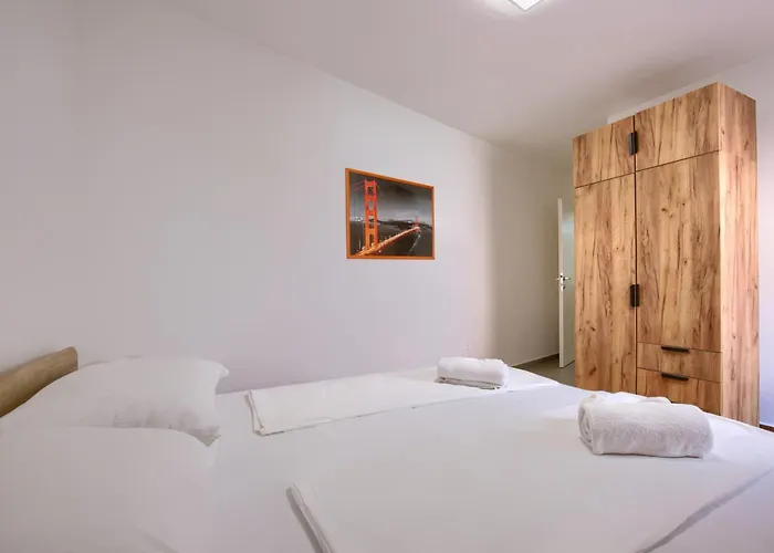 Center - Steps Away From The Arena Daire *