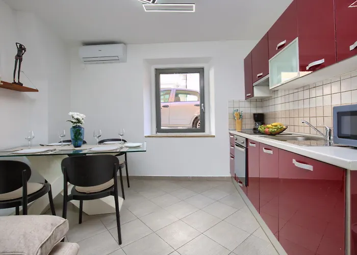 Daire Center - Steps Away From The Arena Pula